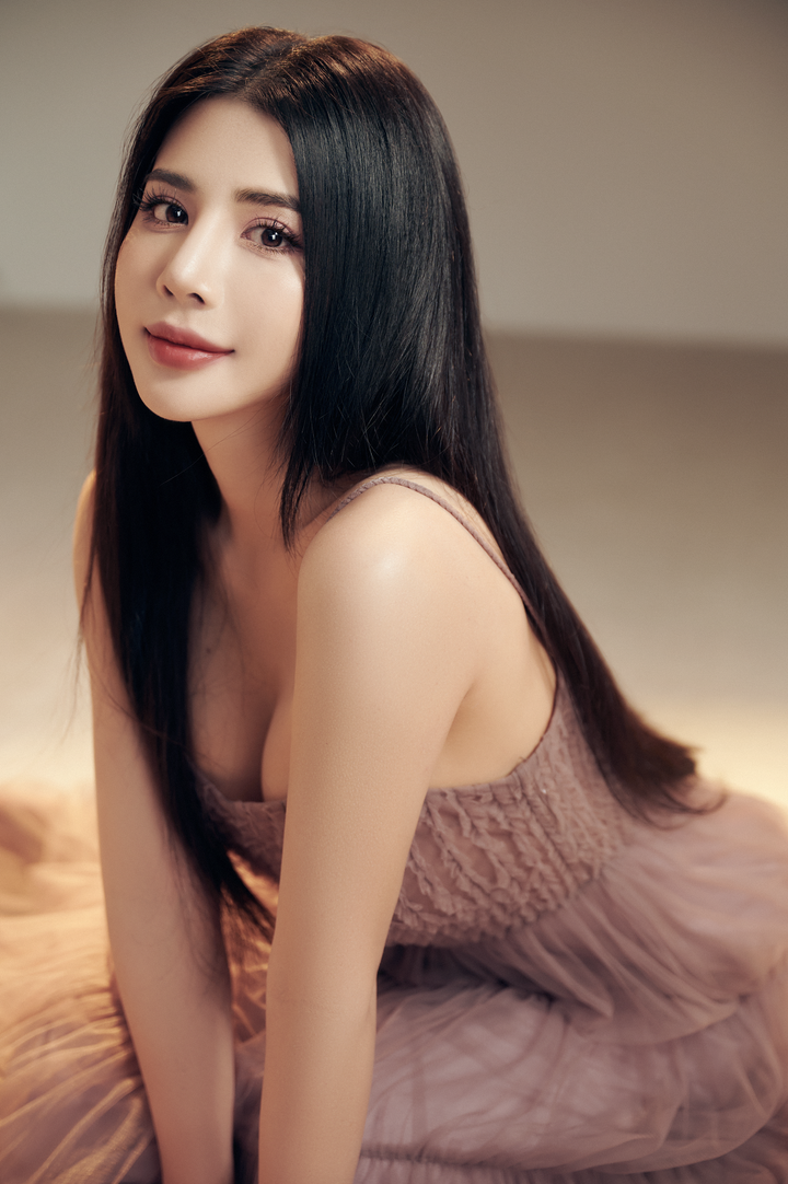 Nữ MC cho biết, cô sẽ nỗ lực hơn nữa để khẳng định mình trong vai trò MC. Ngoài ra, người đẹp cũng hi vọng có cơ hội "lấn sân" sang lĩnh vực diễn xuất.