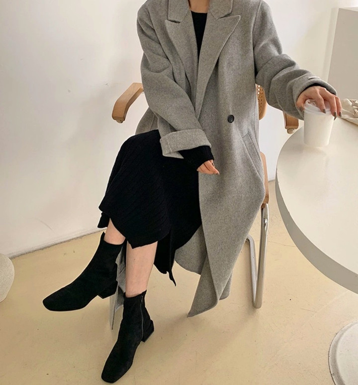 Những chị em nào có chiều cao khiêm tốn nên chọn cho mình các mẫu boot mũi nhọn hoặc mũi vuông dài có thêm gót là chẳng lo bị "dìm" dáng khi mặc áo khoác dáng dài.