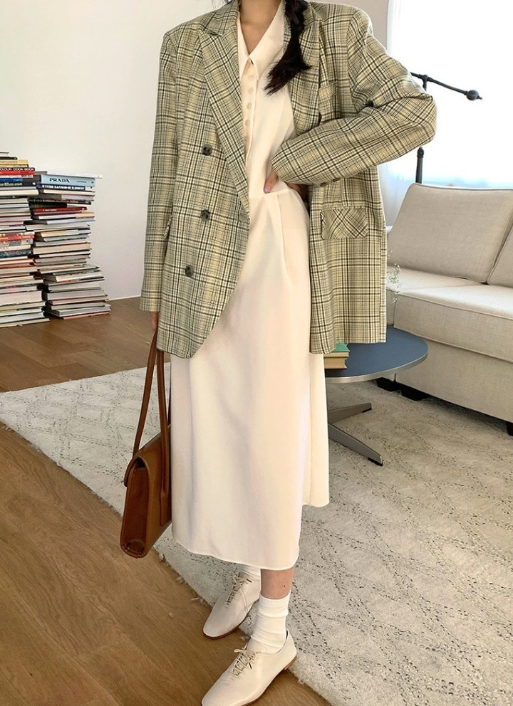 Khi đi kiểu giày này, bạn sẽ trông phóng khoáng và không hề bị thấp đi. Do đó, các quý cô hãy cứ yên tâm kết hợp giày bệt với các mẫu áo khoác dáng dài thời thượng.