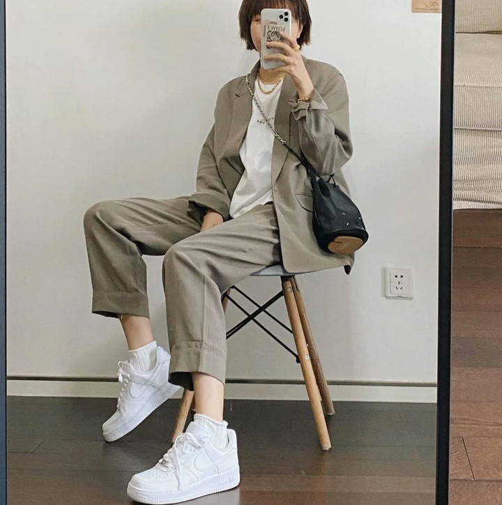 Kiểu giày này giúp tổng thể trang phục thêm tươi mới và tăng vẻ tinh tế, năng động.