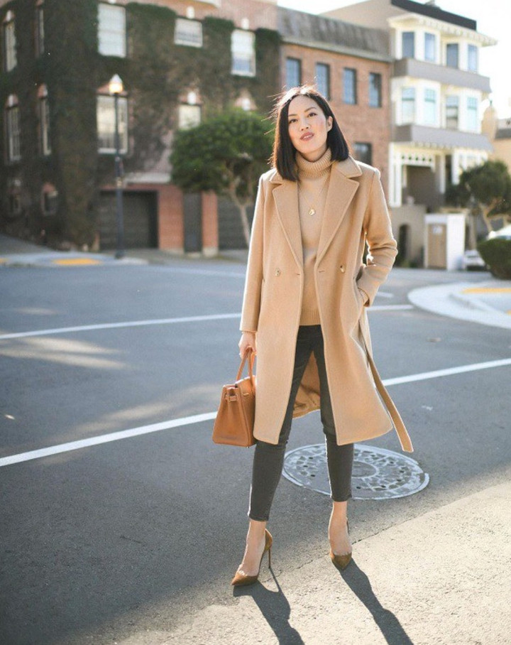 Một mẹo nhỏ mà mọi cô gái có thể áp dụng để tổng thể trang phục được hài hòa nhất là chọn giày và áo khoác có cùng tông màu.