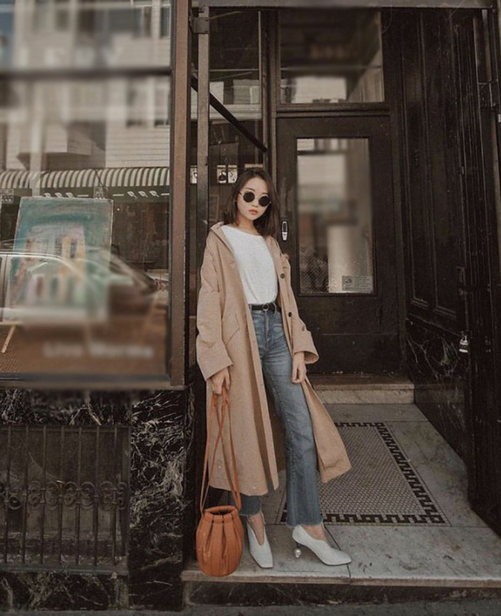 Với những cô nàng nữ tính và có chiều cao khiêm tốn thì giày cao gót là lựa chọn hoàn hảo khi diện áo khoác dài. Giày cao gót cùng áo khoác dáng dài vốn là cặp bài trùng đem lại vẻ sang trọng và thanh lịch cho phái đẹp.