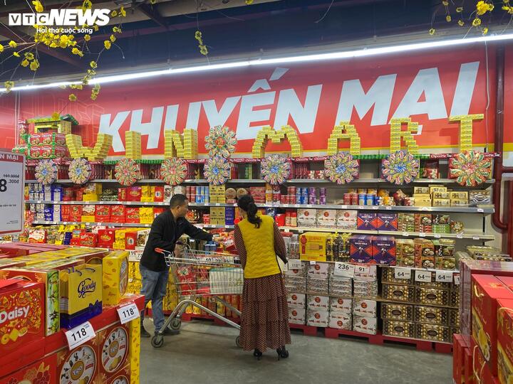 Các hệ thống siêu thị khác như Co.opmart, Winmart, MM Mega Market, Emart, Lotte Mart…cũng đang ngập tràn hàng Tết, với loạt chương trình khuyến mại kích cầu.