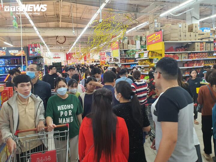 13h15 trưa 26 Tết, người tiêu dùng lũ lượt kéo về siêu thị mua sắm dù đang là giờ nghỉ.