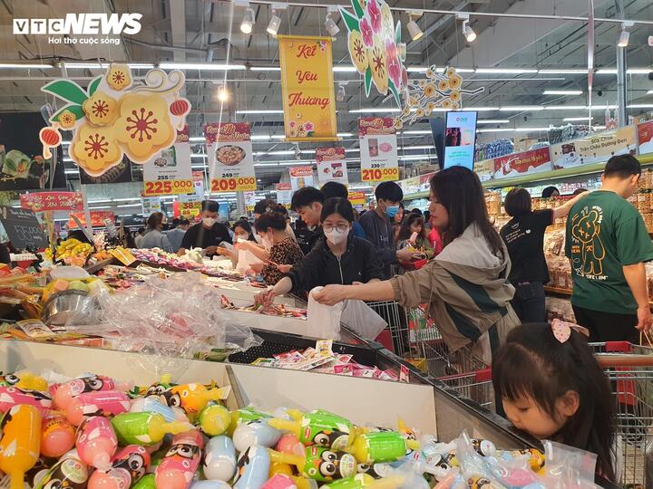 Quầy hàng nào cũng chật kín khách. Không như những ngày thường khách đến để khảo giá, tham quan, vào dịp Tết hầu như tất cả khách đều có nhu cầu mua sắm với số lượng hàng hóa nhiều đột biến.