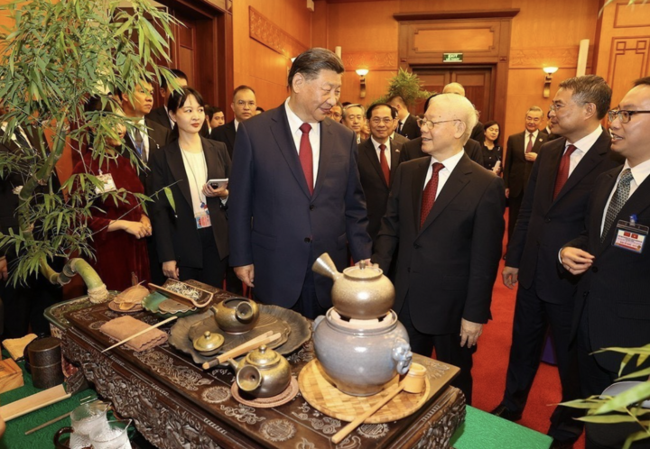Tổng Bí thư Nguyễn Phú Trọng và Tổng Bí thư, Chủ tịch Trung Quốc Tập Cận Bình cùng thưởng thức trà tại Trụ sở Trung ương Đảng chiều 12/12/2023.