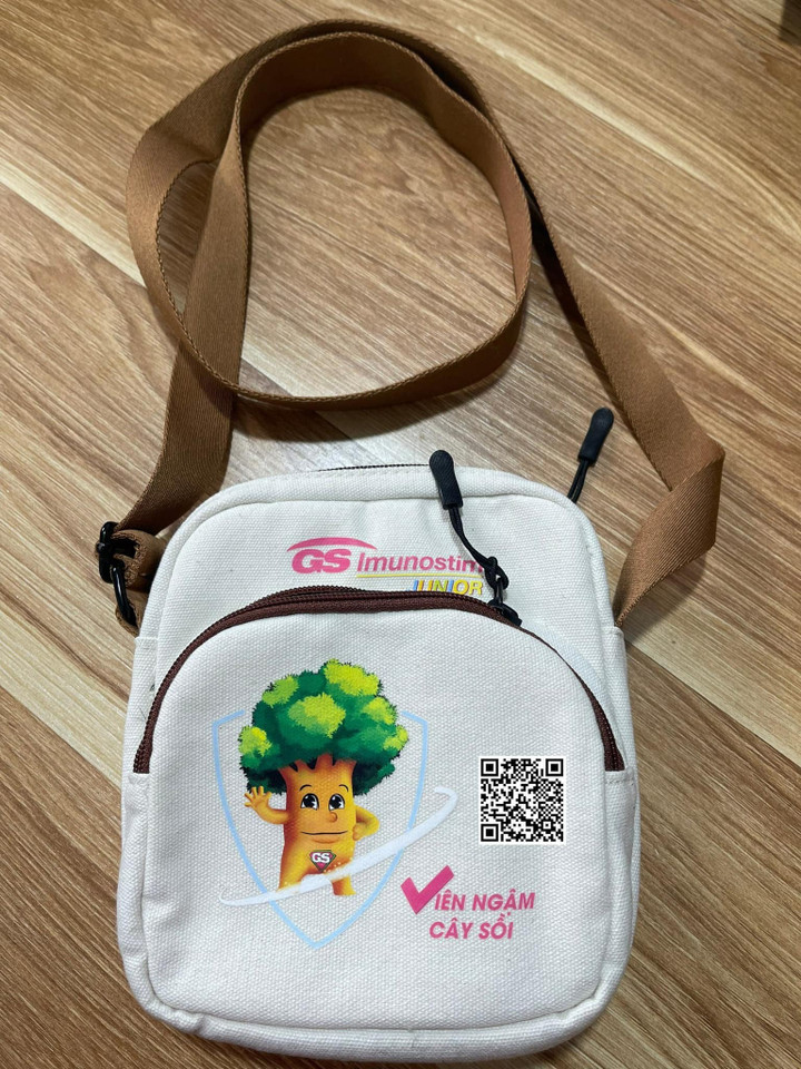 Túi đựng tiền lì xì đầu năm mới của một em bé được mẹ gắn mã QR. (Ảnh: Nguyễn Thành Thị)