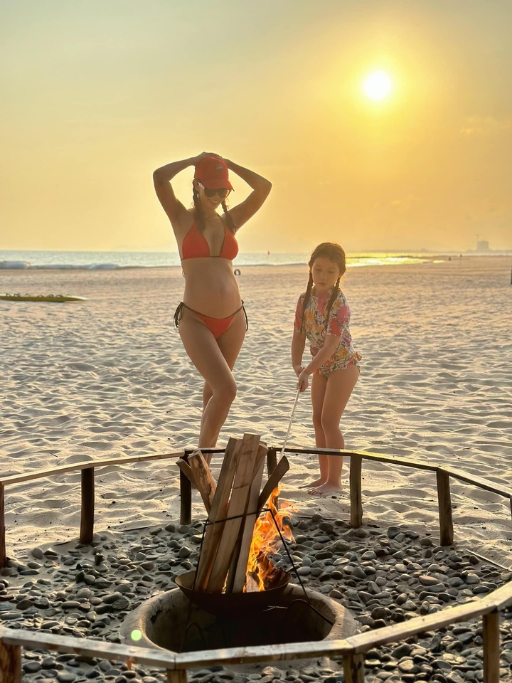 Người đẹp tự tin diện bikini đỏ rực rỡ, khoe trọn vóc dáng khi mang thai.