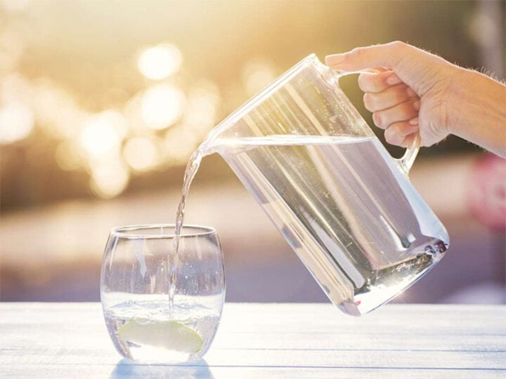 Uống nước đúng cách dán tiếp tục giúp cho bạn đảm bảo mức độ khoẻ.
