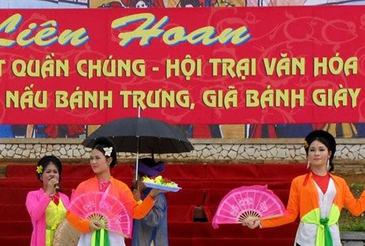 Ban tổ chức triển khai Lễ hội Đền Hùng 2010 mang đến căng một tấm biển cả vô cùng đồ sộ với dòng sản phẩm chữ "bánh trưng, bánh giày".