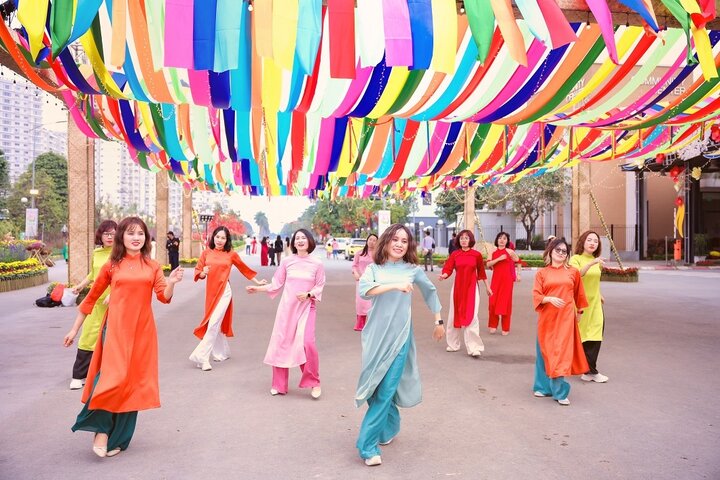 Xuân cho tới Tết về là thời điểm những thiếu thốn phái nữ Hà Thành xúng xính nhập lặn áo nhiều năm bên trên lối hoa trang chủ Hanoi Xuan 2024. (Ảnh: Chí Linh)