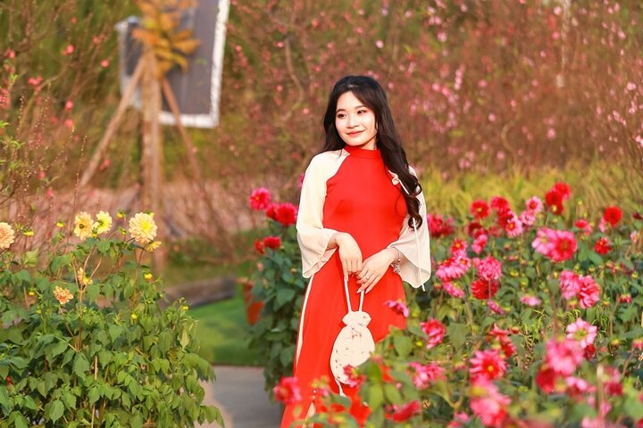Thiếu phái nữ Hà trở nên xúng xính nhập lặn áo nhiều năm bên trên lối hoa trang chủ Hanoi Xuan 2024. (Ảnh: Chí Linh)