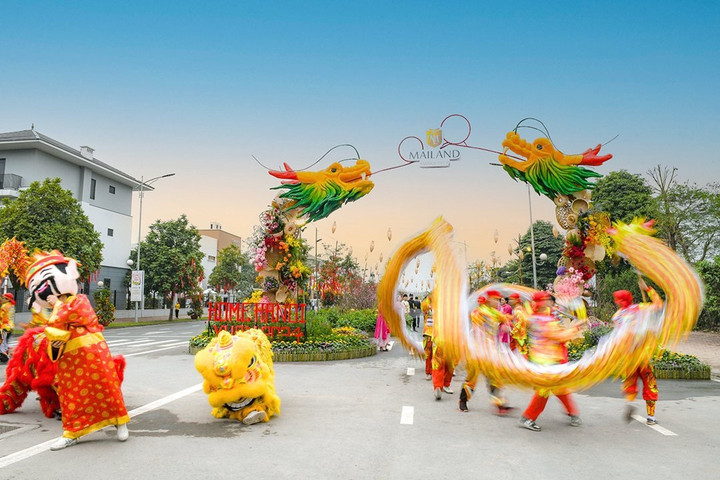 Cổng chào được tạo hình với linh vật rồng bằng vật liệu tự nhiên. (Ảnh: Chí Linh)