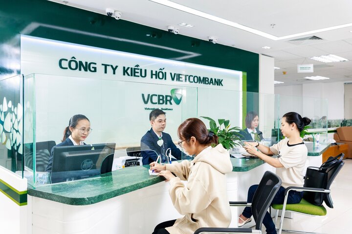 Công ty kiều hối Vietcombank chi trả kiều hối cho khách hàng tại quầy.