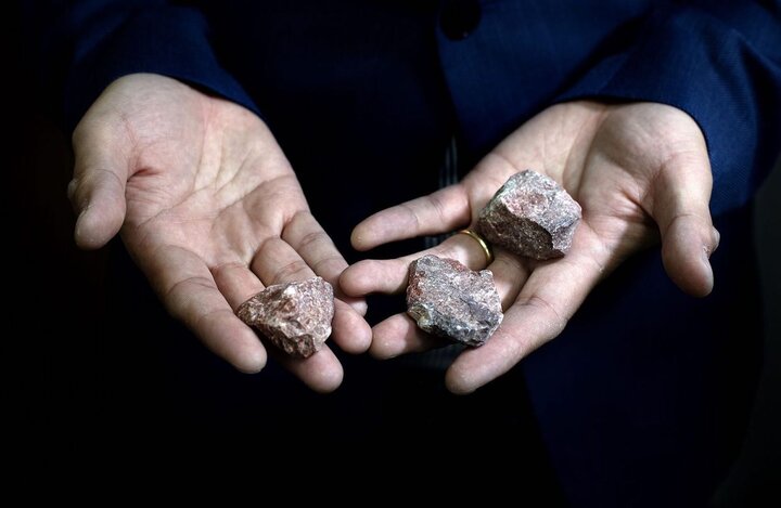Dolomite thường được tìm thấy trong các loại đá có niên đại hơn 100 triệu năm