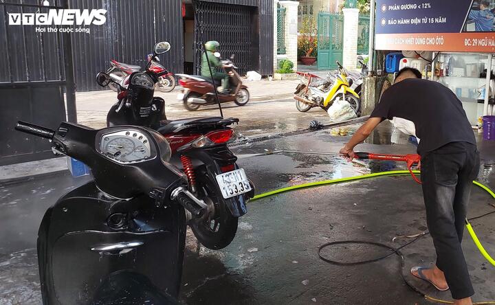 Rửa xe máy phải được thực hiện đúng quy định pháp luật. (Ảnh: Xuân Tiến)