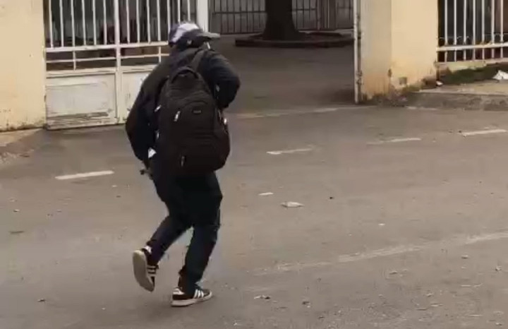 Kẻ cướp ngân hàng mặc quần jean, áo khoác đen, đội mũ bảo hiểm. (Ảnh cắt từ clip)