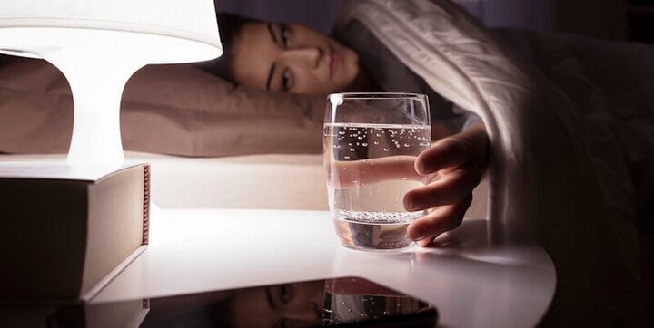 Uống nước ấm trước khi ngủ giúp làm loãng máu, dưỡng ẩm đường hô hấp.
