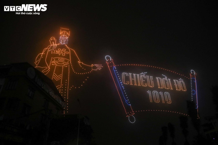 Tối 7/2 (tức 28 Tết), tại ngã ba Văn Cao (Hà Nội) diễn ra buổi bay tổng duyệt màn trình diễn ánh sáng nghệ thuật với 2.024 thiết bị bay không người lái. (Ảnh: Viên Minh)