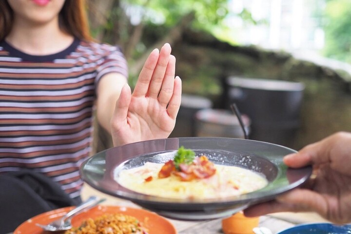 Bỏ bữa sẽ làm bạn dễ cáu gắt và ăn nhiều hơn vào bữa tiếp theo.
