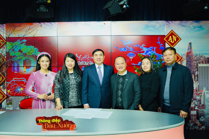 Bí thư Tỉnh ủy Điện Biên Trần Quốc Cường (thứ 3 từ trái sang), Giám đốc Đài Truyền hình KTS VTC Trần Đức Thành (thứ 3 từ phải sang), Giám đốc Kênh VTC9 Trần Thị Hoài Thu và ê-kíp thực hiện chương trình "Thông điệp đầu xuân".