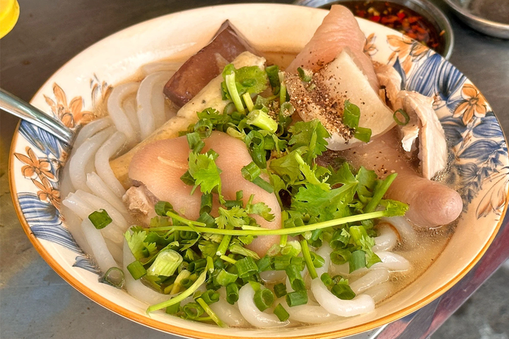 Không gian quán rộng rãi, sạch sẽ, quán bán hẻm Bùi Minh Trực, Quận 8. Giờ mở cửa từ 12h mỗi ngày.