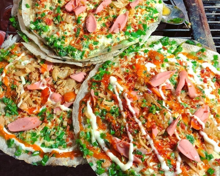Bánh tráng nướng là món ăn vỉa hè hấp dẫn ở TP.HCM. (Ảnh: B.L)