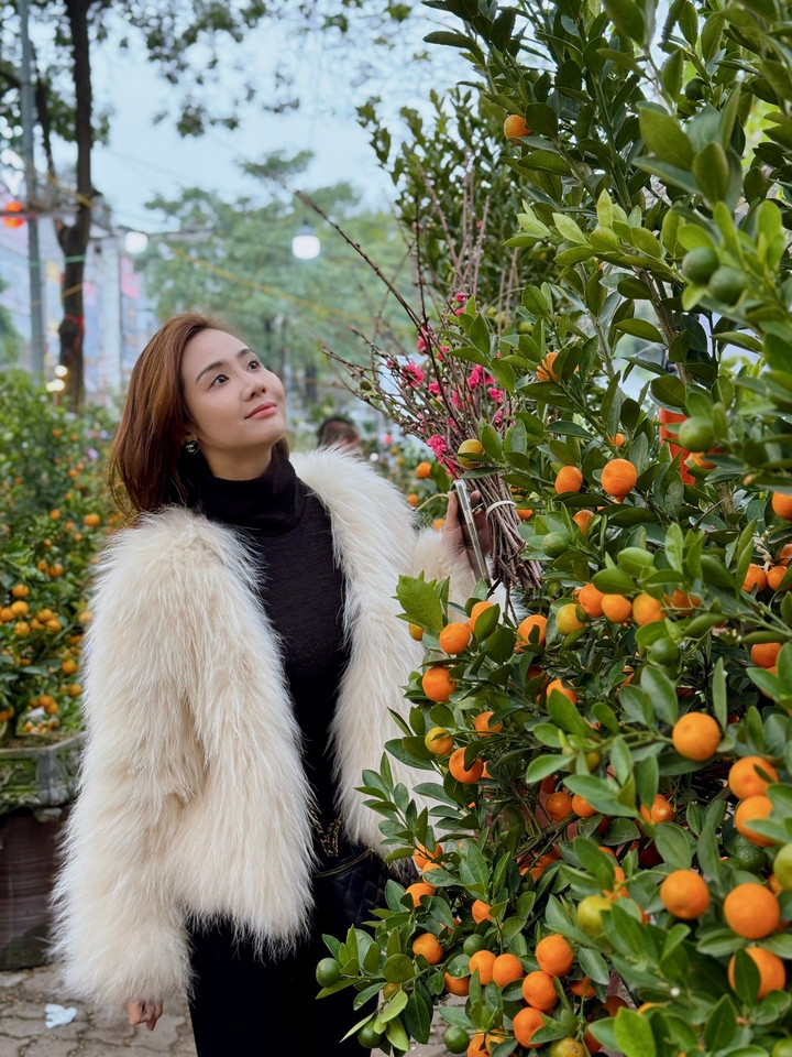 Thủ vai nữ chính trong phim "Chúng ta của 8 năm sau", Huyền Lizzie có lịch làm việc dày đặc trước Tết. May mắn là bộ phim đã hoàn thành đúng tiến độ, đóng máy vào ngày 25 tháng Chạp nên người đẹp có thời gian để nghỉ ngơi và chuẩn bị cho năm mới.