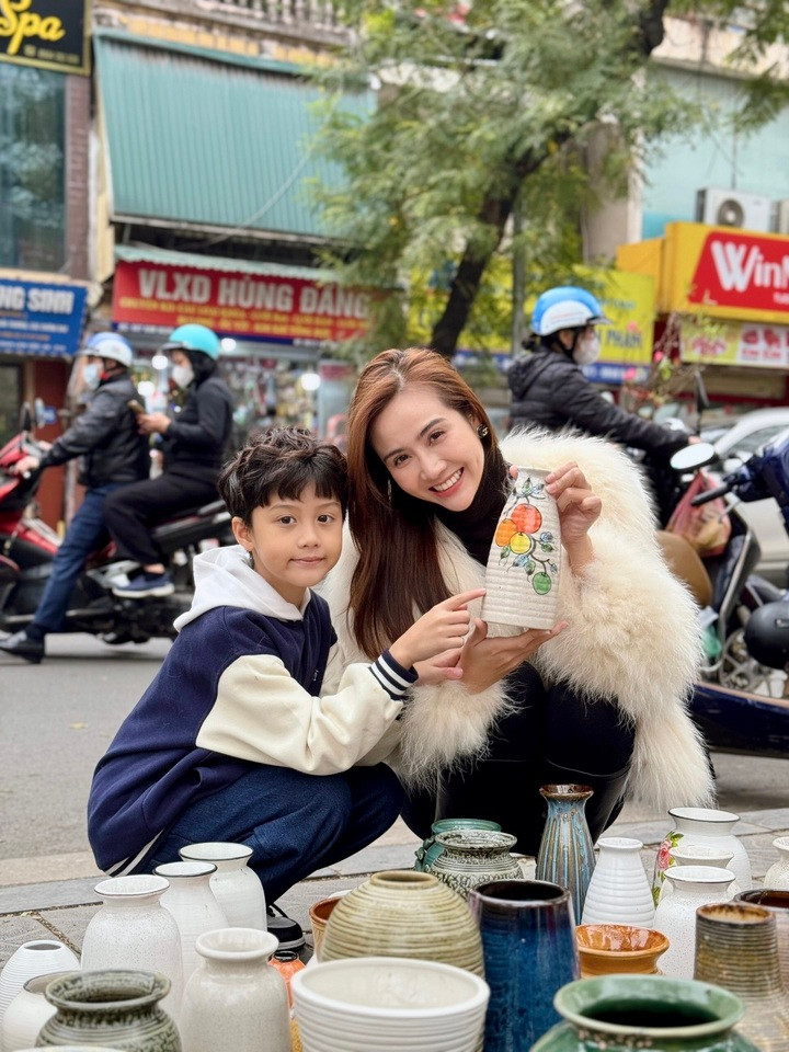 Nữ diễn viên cho biết, để phim hoàn thành trước Tết, bản thân cô và ê-kíp đã phải nỗ lực rất nhiều. Dù còn chưa thực sự khỏe lại sau khi kết thúc vai diễn nhưng Huyền Lizzie vẫn tranh thủ thời gian đưa con trai đi dạo phố, sắm Tết.