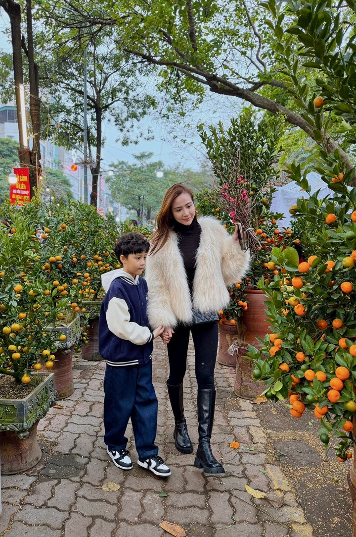 Huyền Lizzie đưa con trai đi dạo chợ Tết, ngắm hoa đào, thăm thú các chợ cây cảnh và mua sắm vài món đơn giản để đón Tết.