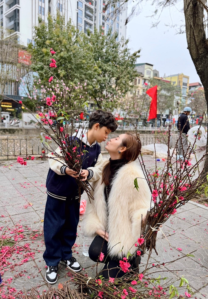 Huyền cho biết, năm nay bận đến áp Tết, cô cũng cần thời gian để tĩnh dưỡng sức khoẻ sau mấy tháng làm việc cật lực, nên cô sắm Tết đơn giản, nhẹ nhàng hơn hẳn mọi năm.