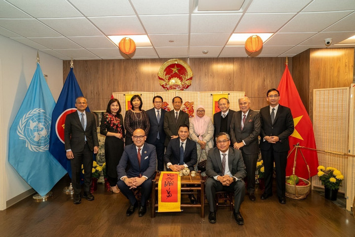 Đại sứ Đặng Hoàng Giang - Trưởng Phái đoàn Việt Nam tại Liên hợp quốc và phu nhân chụp ảnh lưu niệm cùng các Đại sứ, Đại biện của Phái đoàn các nước thành viên và quan sát viên ASEAN tham gia buổi chiêu đãi. (Ảnh: Quang Huy/TTXVN)