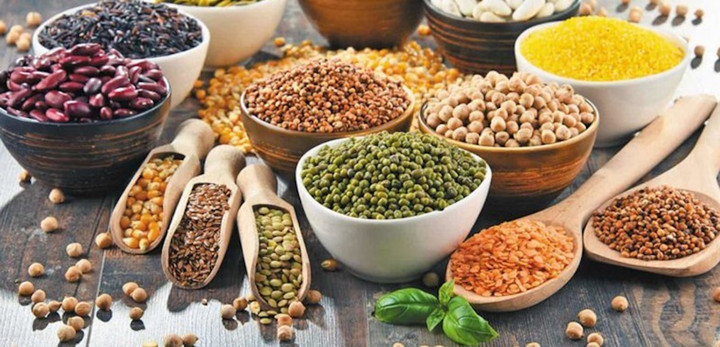 Nên bổ sung hạt ngũ cốc, đậu vào bữa ăn của người cao tuổi.