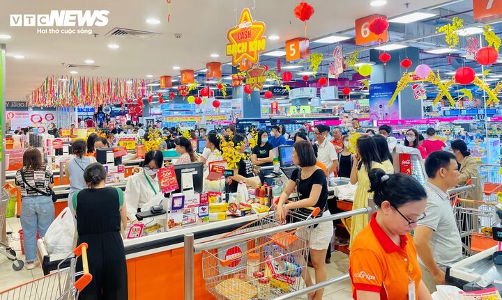 Ngày 29 Tết, các siêu thị tại TP.HCM có rất đông người dân đến mua sắm. (Ảnh: Đại Việt)