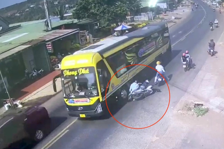 Hiện trường vụ xe khách vượt ẩu cán bé gái 3 tuổi tử vong tại huyện Krông Búk (Đắk Lắk) ngày 7/2. (Ảnh: Báo Giao thông)