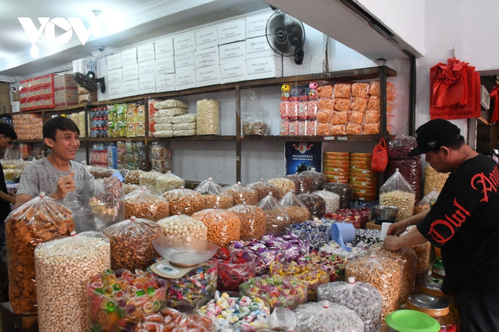 Khu chợ Tết bày bàn nhiều loại mặt hàng từ bánh kẹo đến lá chuối, lá dong gói bánh chưng.