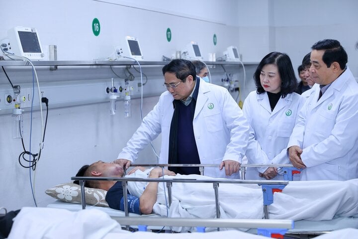 Thủ tướng tá Phạm Minh Chính thăm hỏi, khuyến khích người bị bệnh bên trên Phòng nhà đá cấp cho cứu vãn của Bệnh viện Việt Đức. (Ảnh: VGP/Nhật Bắc)