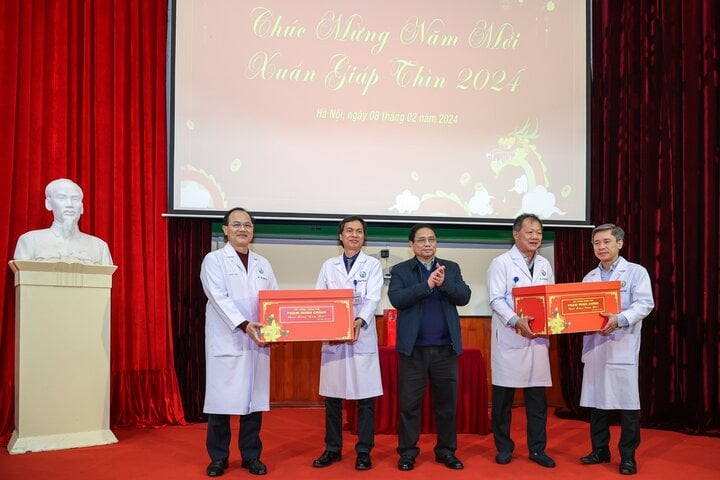 Thủ tướng tá tặng kim cương cán cỗ, hắn chưng sĩ, nhân viên cấp dưới hắn tế của Bệnh viện Hữu nghị Việt Đức. (Ảnh: VGP/Nhật Bắc)