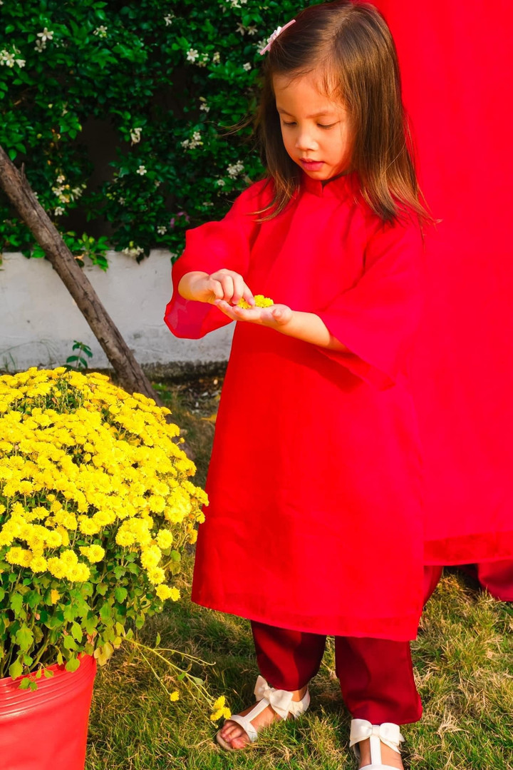 Trong khi đó, Lisa có phần trầm tính hơn. Bé được nhận xét là bản sao của Hồ Ngọc Hà.