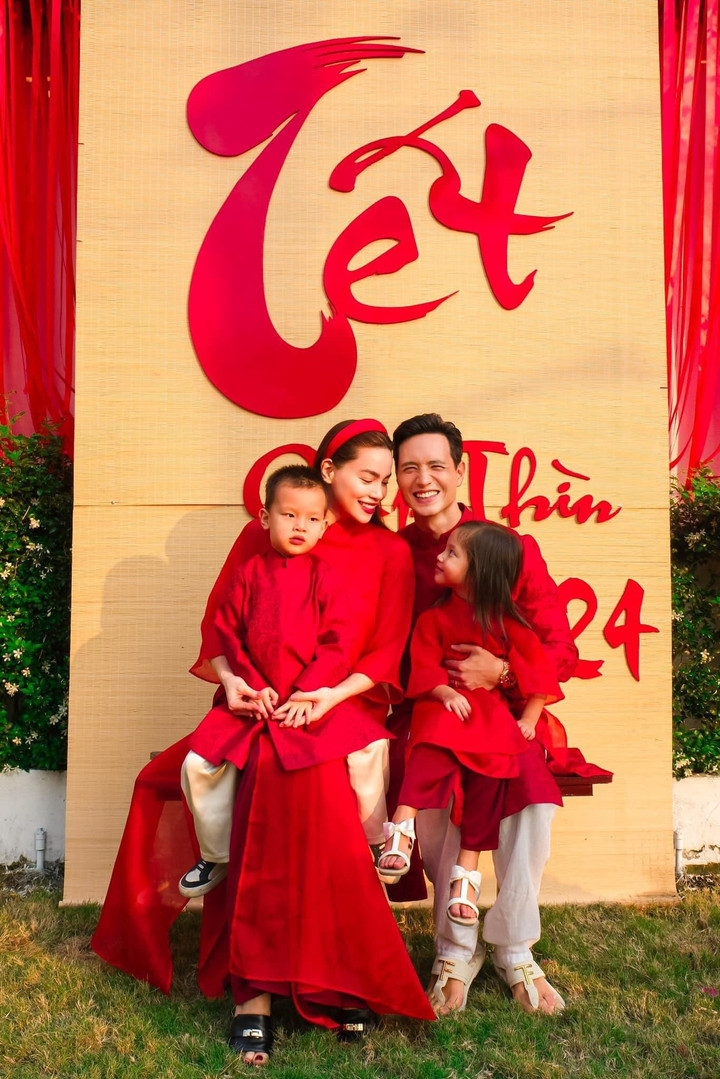 Các thành viên diện áo dài đỏ, rạng rỡ chào đón Tết Nguyên đán trong không khí vui tươi và đầm ấm.