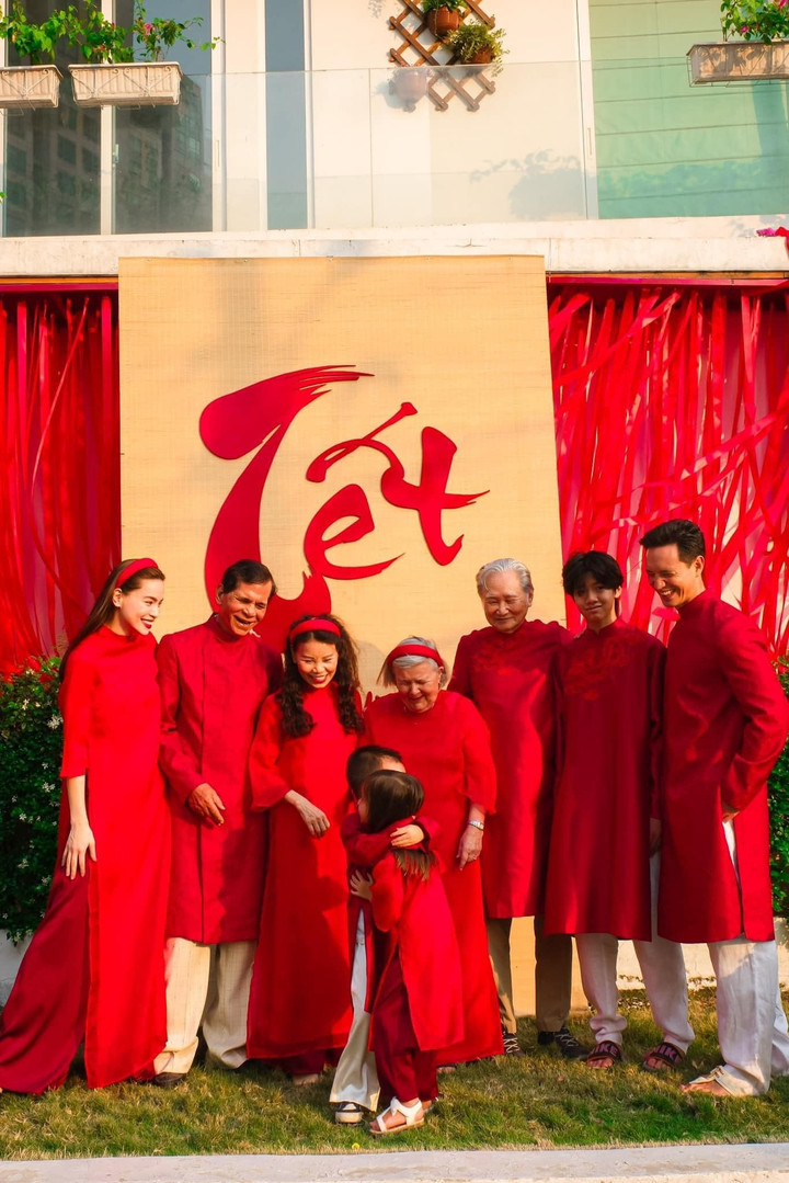 Hồ Ngọc Hà vừa chia sẻ loạt ảnh vui xuân của đại gia đình ở nhà riêng.