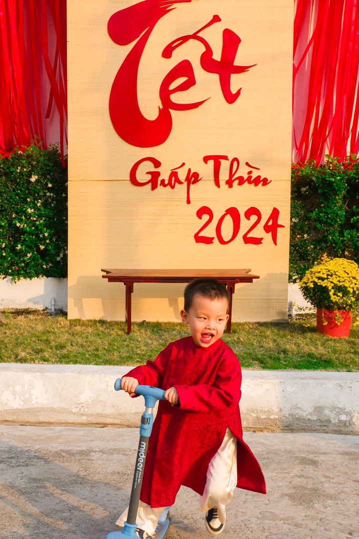 Hai bé Lisa, Leon vui vẻ chơi đùa trong sân vườn. Cậu út nhà Hà Hồ ''đốn tim'' người hâm mộ với gương mặt đáng yêu, biểu cảm dễ thương gây cười.