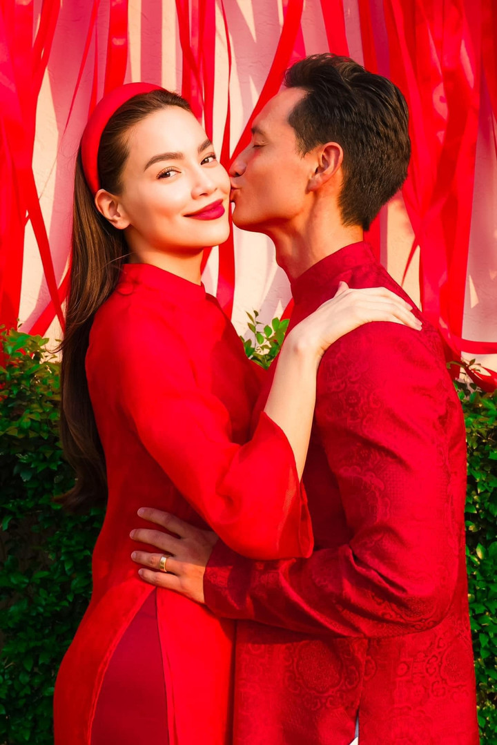 Cả hai trao nhau những cử chỉ thân mật, ngập tràn yêu thương.