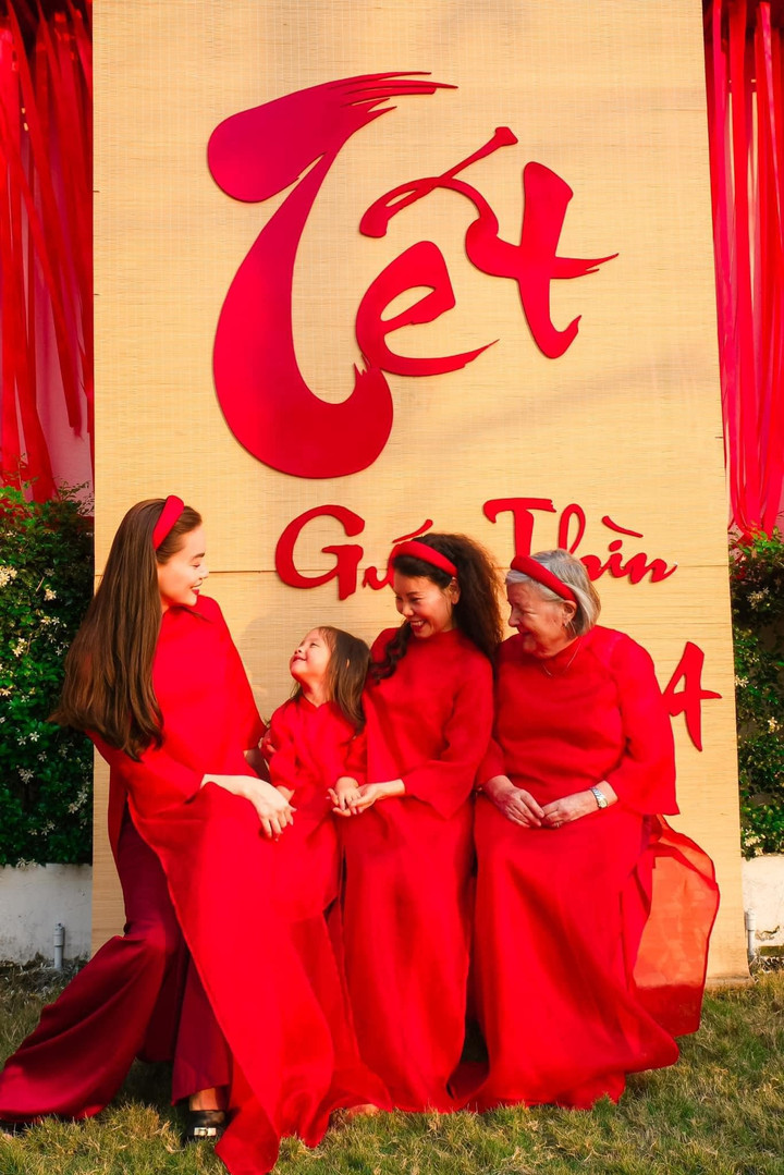 Đặc biệt, năm nay, bố mẹ chồng của nữ ca sỹ bay từ Thuỵ Điển về đón Tết cùng con cháu.