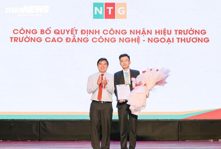 Lễ công bố quyết định công nhận Hiệu trưởng Trường Cao đẳng Công nghệ-Ngoại thương.