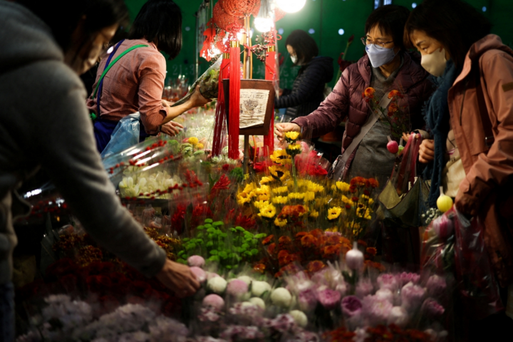 Người dân xem hoa tại chợ hoa thành phố Đài Bắc, Đài Loan (Trung Quốc).