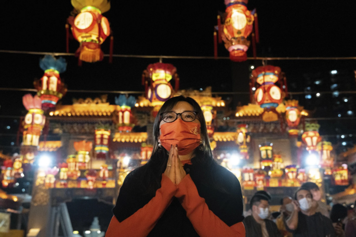 Một người phụ nữ cầu nguyện tại chùa Wong Tai Sin, Hong Kong (Trung Quốc).