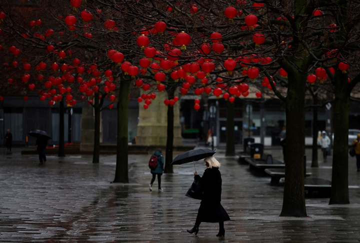 Đèn lồng đỏ được trang trí ở thành phố Manchester, Anh.