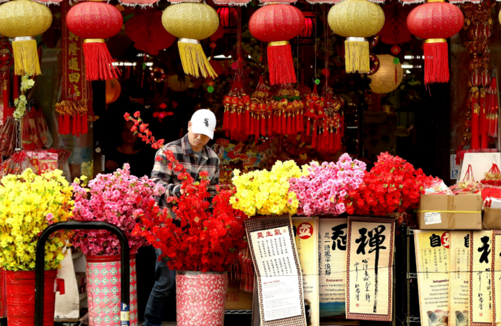 Đồ trang trí Tết bao gồm hoa, đèn lồng và thư pháp, tô điểm thêm màu sắc cho khu phố người Hoa ở khu Manhattan, New York, Mỹ.
