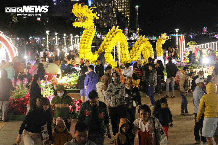 Người dân đổ về khu vực trung tâm TP Đà Nẵng vui chơi, chuẩn bị đón giao thừa.